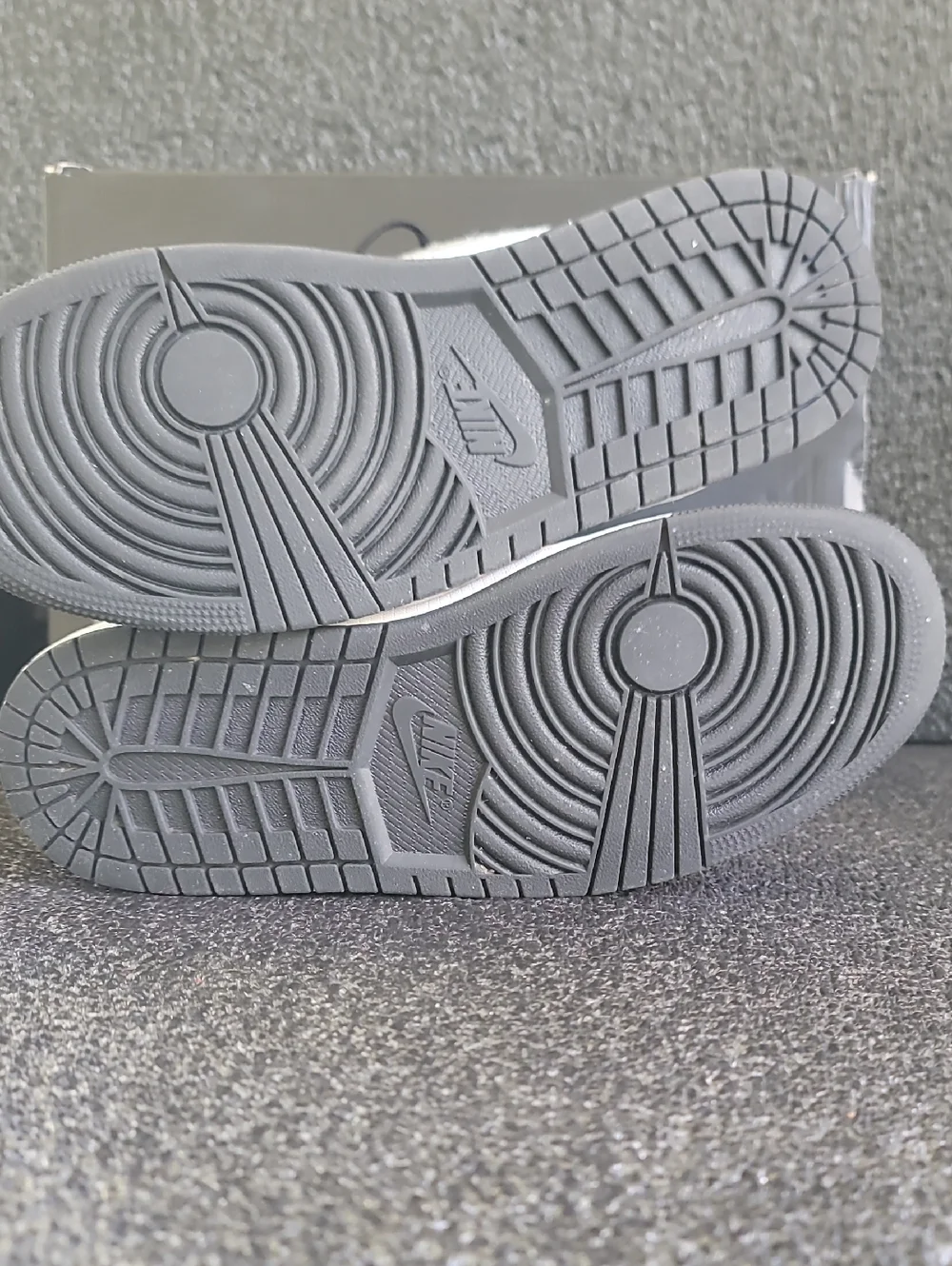 Nike Air Jordan 1 Mid SE "Metallic Silver/Metallic Gold" Patent Leather Wmns 9.5 - Picture 7 of 16